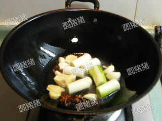 3、萝卜焖牛腩——冬季的萝卜赛人参,炒锅内烧热1大匙油,放入姜片,大蒜,大葱,花椒,八角,桂皮小火煸炒出香味。