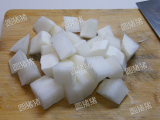 5、萝卜焖牛腩——冬季的萝卜赛人参,将白萝卜去皮,切成和牛腩等大的块状。