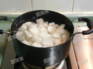 6、萝卜焖牛腩——冬季的萝卜赛人参,取一汤锅注满清水或鸡汤,如用清水加入1小匙鸡精代替。用大火煮开后转中火煮约8分钟,捞起备用。