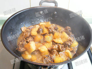 9、萝卜焖牛腩——冬季的萝卜赛人参,至萝卜均匀的上色即可出锅。