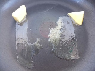 3、早餐香蕉三明治,黄油放平底锅小火融化