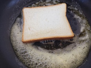 5、早餐香蕉三明治,把土司放进去煎