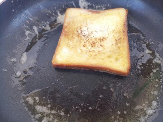 6、早餐香蕉三明治,煎至金黄色微焦