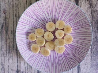 8、早餐香蕉三明治,切成片