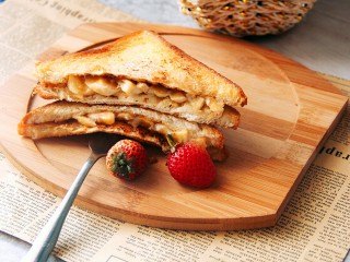 13、早餐香蕉三明治,切两半就可以吃了，美味至极