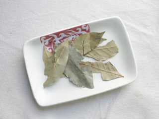 2、可乐鸡翅,香叶洗净备用；