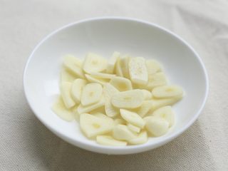 3、可乐鸡翅,蒜剥掉表皮切小块；