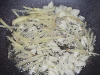 7、可乐鸡翅,下姜、蒜爆香；