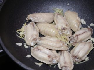 8、可乐鸡翅,倒入焯过水的鸡翅，翻炒几下；