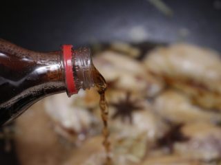 12、可乐鸡翅,倒入大约250ml的可乐；