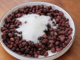 5、红豆紫薯糯米糕,蒸熟后放入白砂糖拌匀