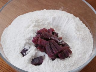 6、红豆紫薯糯米糕,紫薯放入糯米粉中