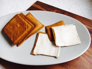 6、#绿色美食# 韭菜肉丝香干小炒,每块香干先切成3片。