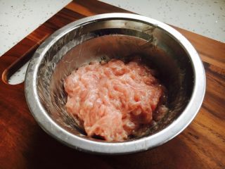 10、#绿色美食# 韭菜肉丝香干小炒,把它们调至粘稠,腌制5分钟左右。