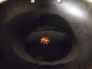 13、#绿色美食# 韭菜肉丝香干小炒,锅里放适量的油,放入八角,随着油温升高,八角被煸香。