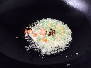 14、#绿色美食# 韭菜肉丝香干小炒,然后放入备好的葱米、姜米、蒜米、小米椒爆香。