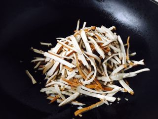 15、#绿色美食# 韭菜肉丝香干小炒,随后放入香干丝煸炒