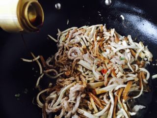 20、#绿色美食# 韭菜肉丝香干小炒,倒入2勺的生抽,1小勺老抽,迅速翻炒均匀。