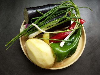 2、鱼香地三鲜,准备食材，洗净。