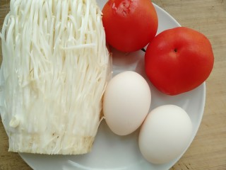 1、金针番茄蛋汤,准备材料