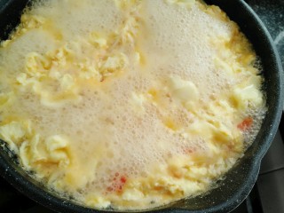 13、金针番茄蛋汤,放入盐,生抽,胡椒粉