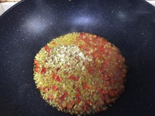 19、麻婆豆腐,油热后加入姜末、蒜末、小米椒末、花椒粉爆香