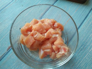 1、葱烧炸鸡块,鸡胸肉切小块
