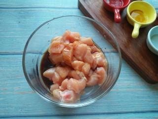 2、葱烧炸鸡块,加料酒,生抽,盐腌制15分钟