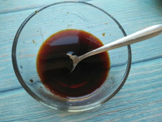 8、葱烧炸鸡块,拌匀,酱汁就做好了