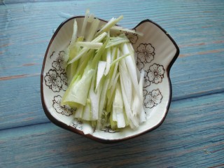 9、葱烧炸鸡块,切葱丝