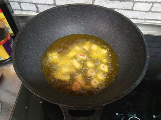 11、葱烧炸鸡块,锅中油八成热,加腌制好的鸡胸肉炸制