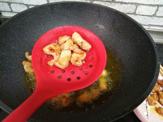 12、葱烧炸鸡块,炸熟,变金黄取出