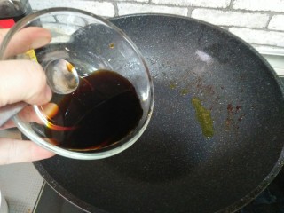 14、葱烧炸鸡块,锅中底油,加酱汁