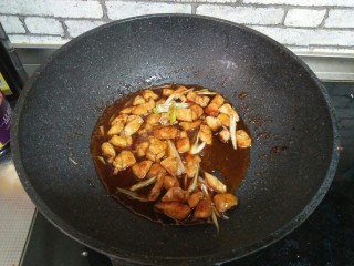 17、葱烧炸鸡块,再加炸好的鸡肉,炒匀即可