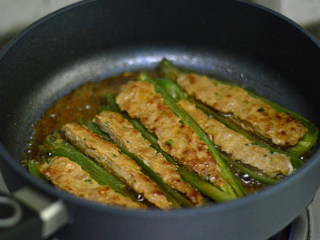 12、青椒酿肉,汤汁浓稠即可关火