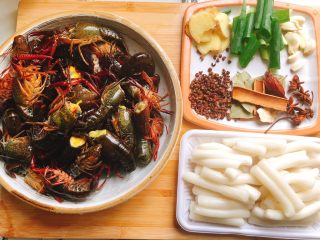 4、十三香小龙虾,小龙虾（用厨房纸巾擦一下，不然过油炸的时候会溅到身上)、年糕、葱姜蒜、花椒八角、香叶桂皮、干辣椒