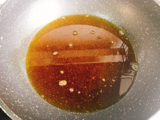 9、十三香小龙虾,锅里留底油