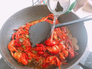 13、十三香小龙虾,放入两罐啤酒