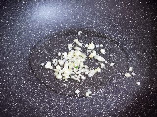 6、番茄金针菇豆腐汤,锅中倒入适量的食用油烧热，放入蒜末爆香