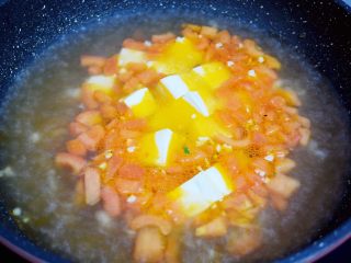 9、番茄金针菇豆腐汤,大火烧开，放入嫩豆腐