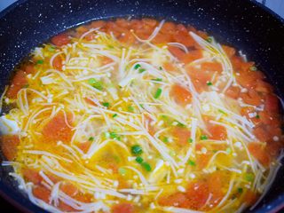 13、番茄金针菇豆腐汤,再撒上葱花即可出锅