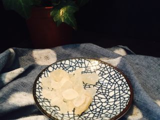 4、糖醋小排,冰糖，糖醋的，一定要舍得放糖，否则不入味，味道也不纯。