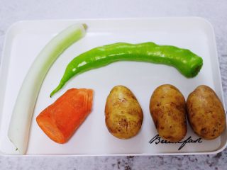 1、家常辣炒土豆丝,首先备齐所有的食材。