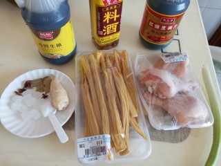 1、红烧鸡腿焖腐竹,准备原料