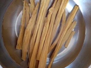 2、红烧鸡腿焖腐竹,腐竹提前用温水泡发