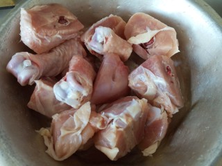 3、红烧鸡腿焖腐竹,鸡腿剁成大块