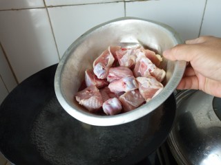 5、红烧鸡腿焖腐竹,煮沸后放入鸡块焯去血沫