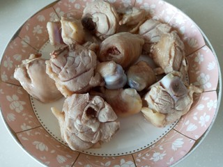 6、红烧鸡腿焖腐竹,冲洗干净备用