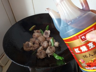 11、红烧鸡腿焖腐竹,加红烧酱油
