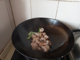 10、红烧鸡腿焖腐竹,放入鸡块煸炒